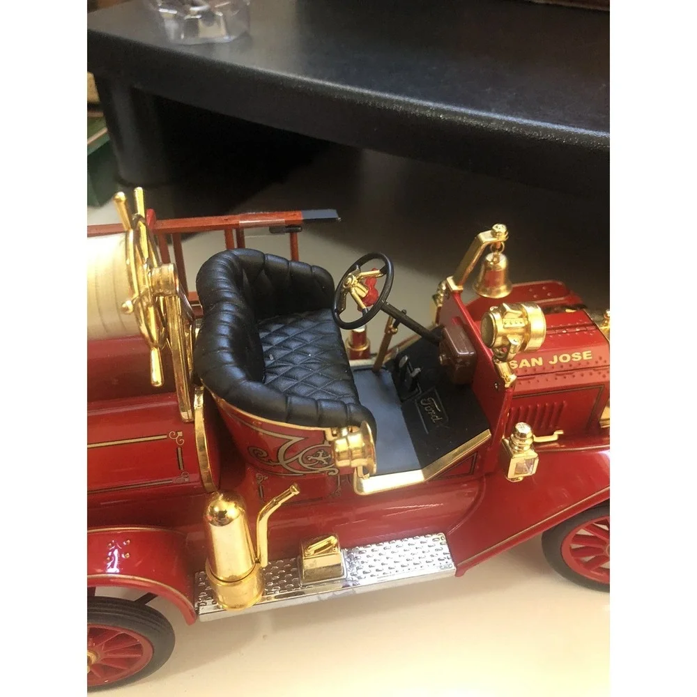 Road Signature 1914 Ford Model T Firetruck 1:18‎ Diecast Red w/ Coin & Box